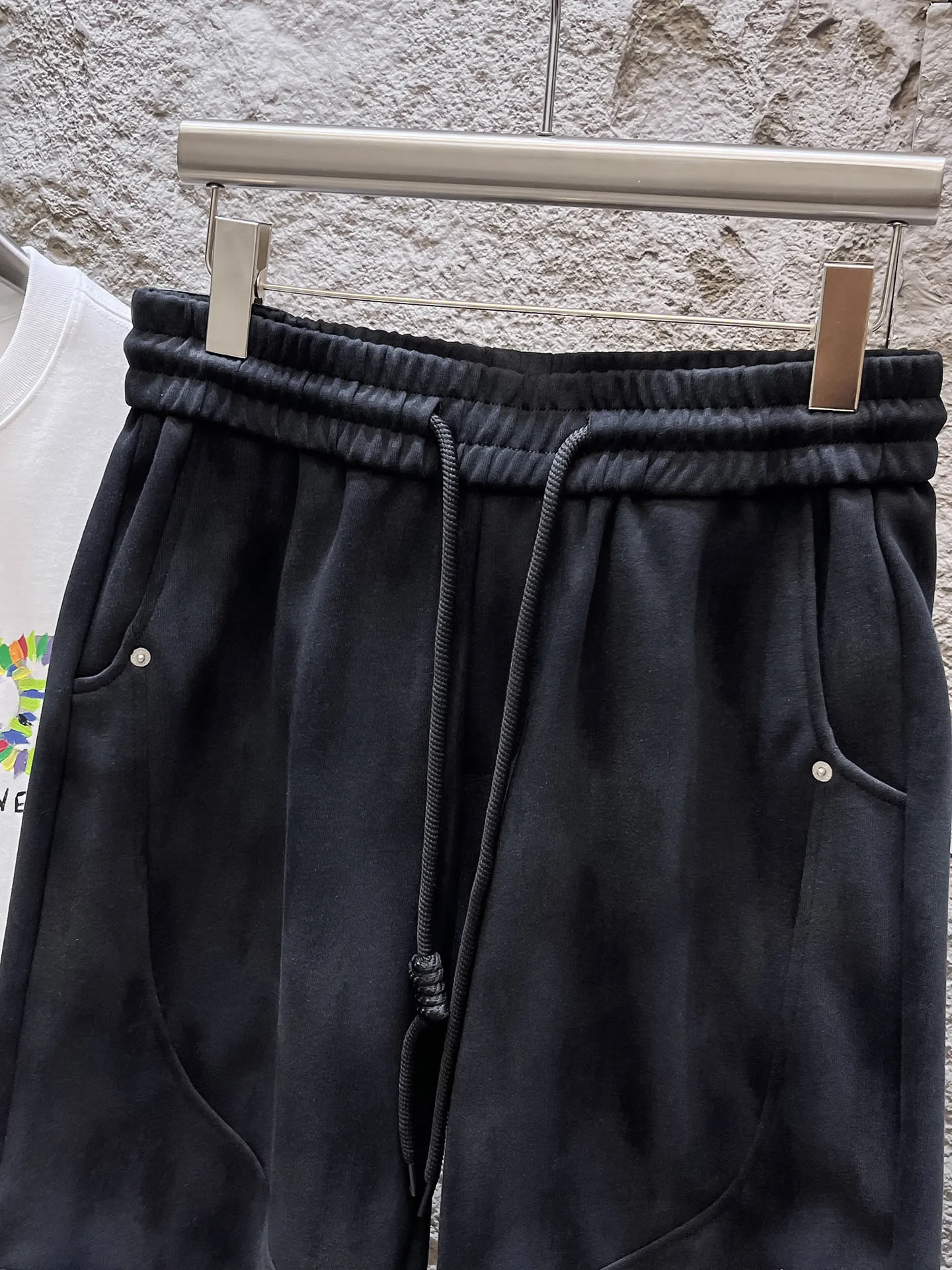 Balenciaga's three-standard complete 2026 summer New Arrival men's casual shorts, advanced custom-made Breathable fabric, Breathable fabric, extremely stretchy and comfortable, impeccable details, top-grade accessories, original logo design concept, delicate and soft feel! The upper body fit is awesome! Size: M-XXXL Please state your height and weight when ordering